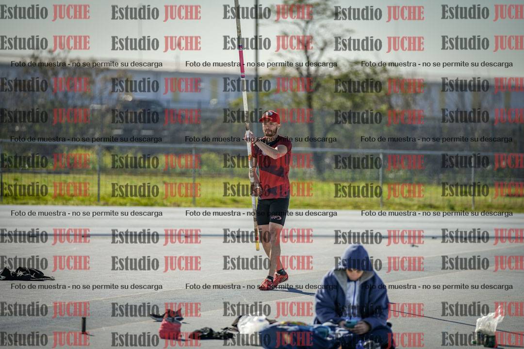 Fotos del salto con garrocha de mujeres y varones