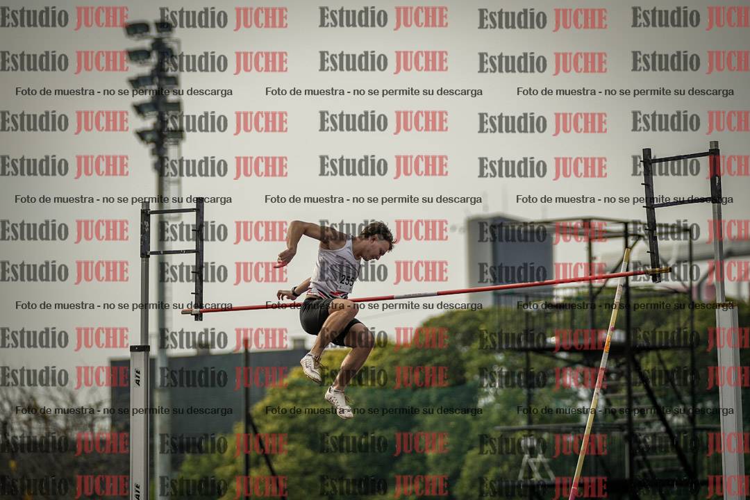 Fotos del salto con garrocha de varones