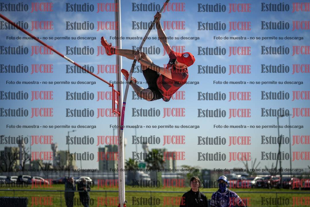Fotos del salto con garrocha de mujeres y varones