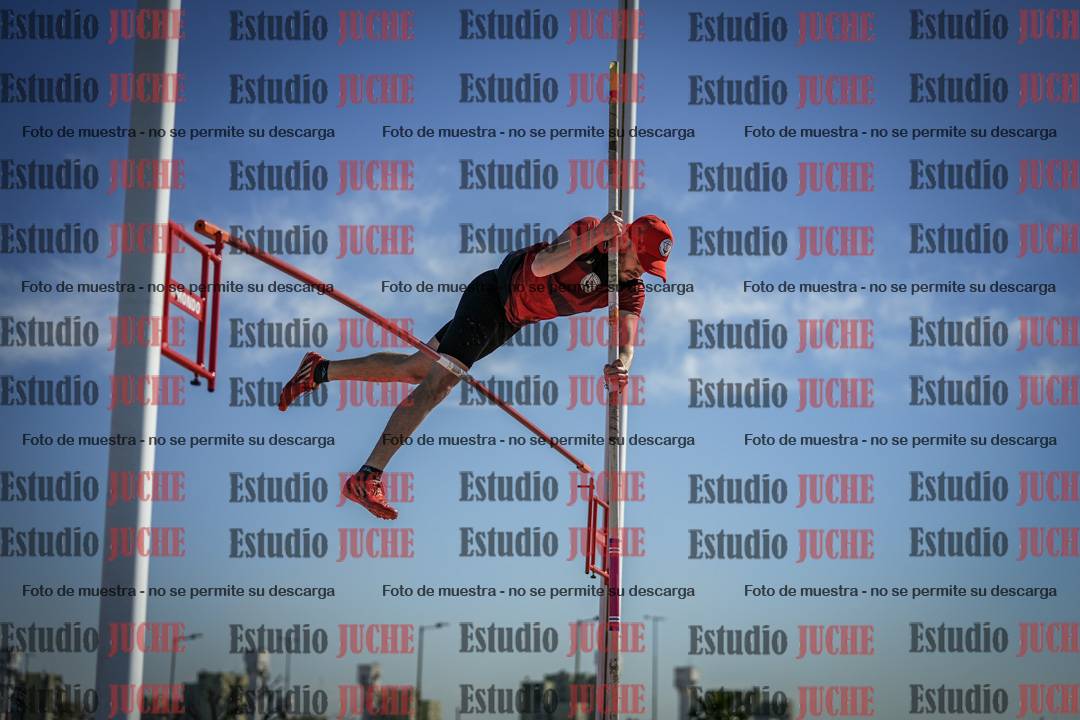 Fotos del salto con garrocha de mujeres y varones