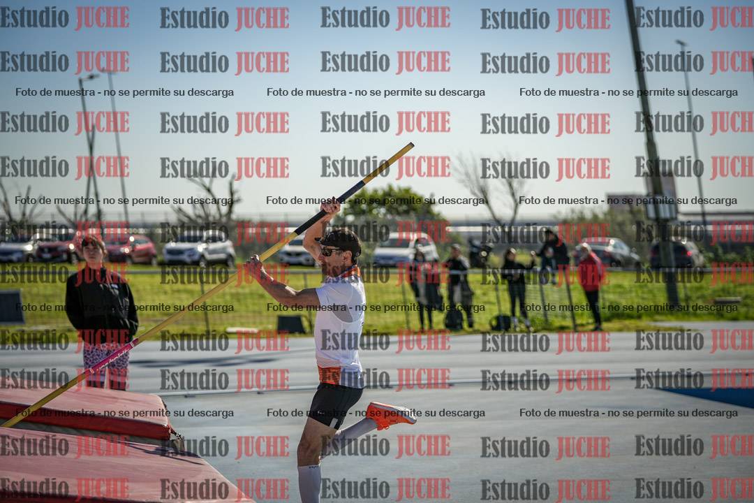 Fotos del salto con garrocha de mujeres y varones