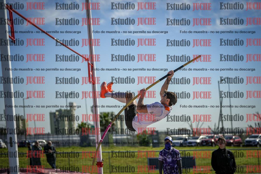 Fotos del salto con garrocha de mujeres y varones