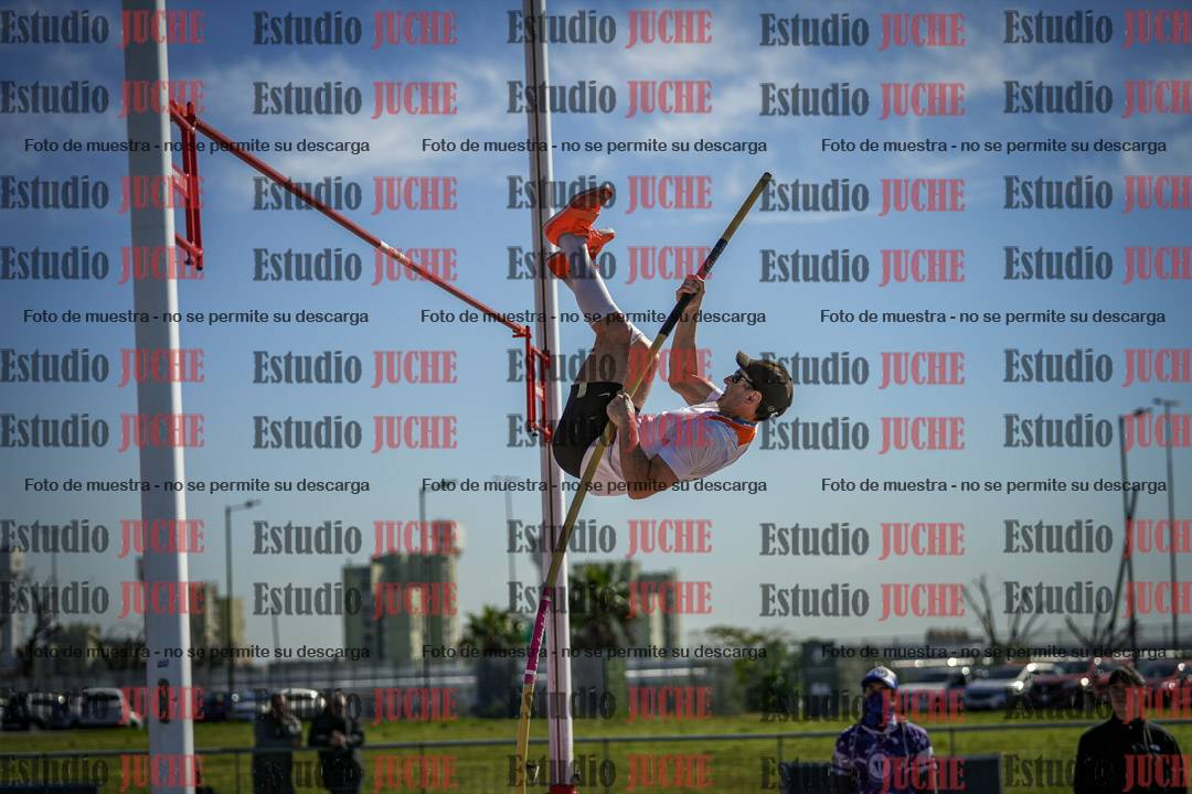 Fotos del salto con garrocha de mujeres y varones