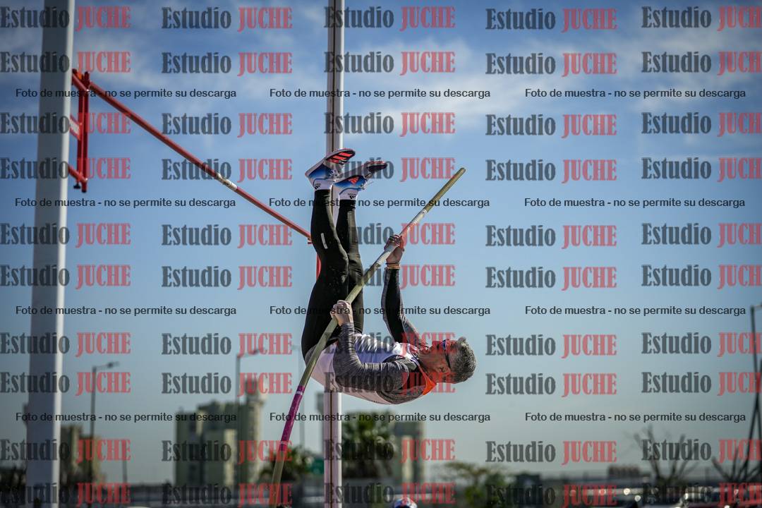 Fotos del salto con garrocha de mujeres y varones