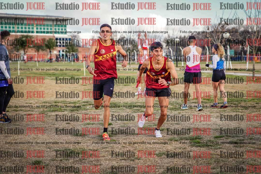 Fotos en el primer relevo (1000 m de carrera)