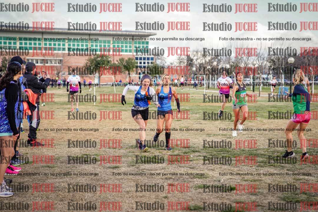 Fotos en el primer relevo (1000 m de carrera)