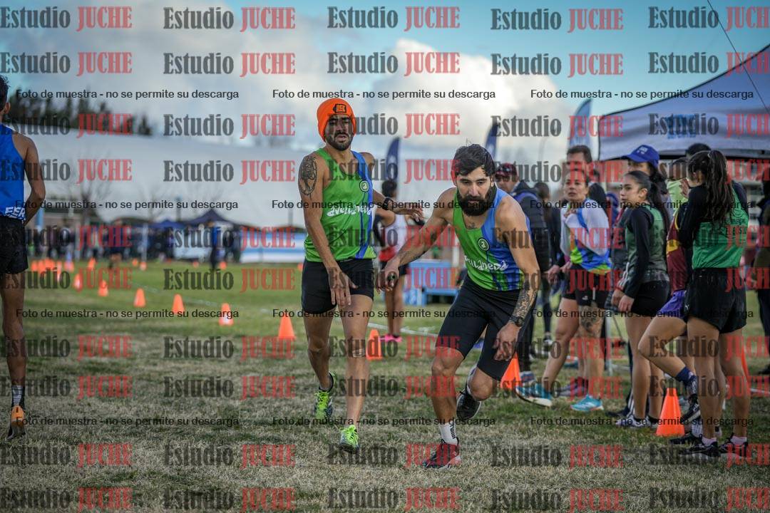 Fotos en el segundo relevo (2000 m de carrera)