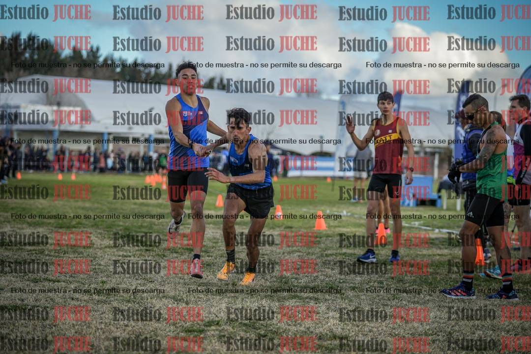 Fotos en el segundo relevo (2000 m de carrera)