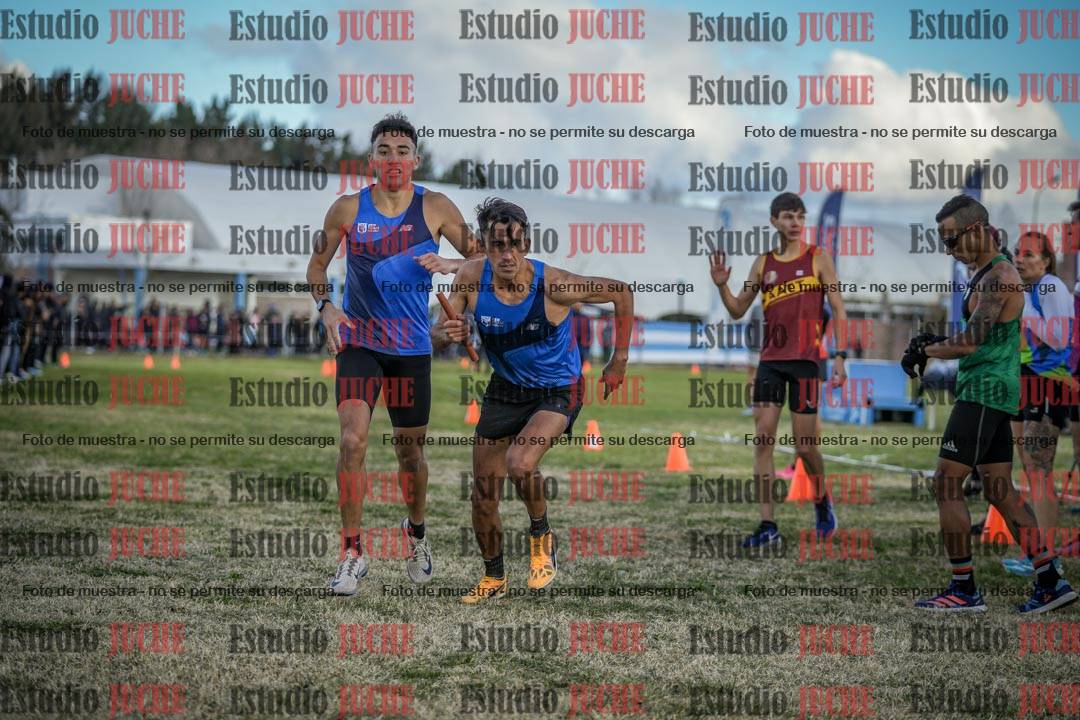 Fotos en el segundo relevo (2000 m de carrera)