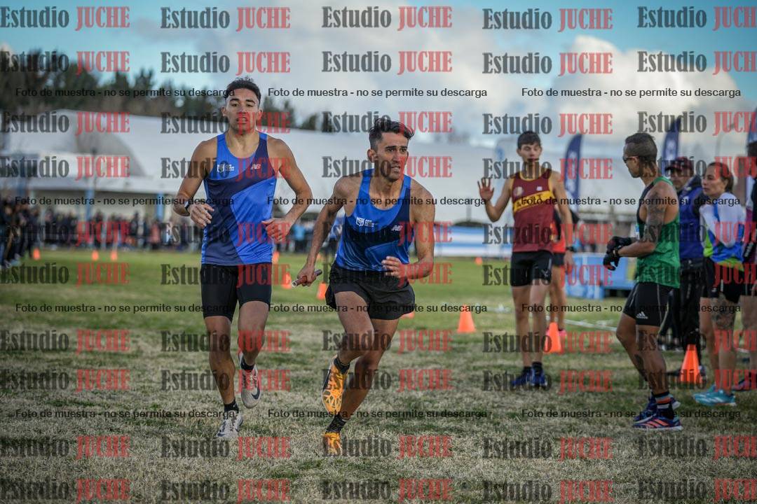 Fotos en el segundo relevo (2000 m de carrera)