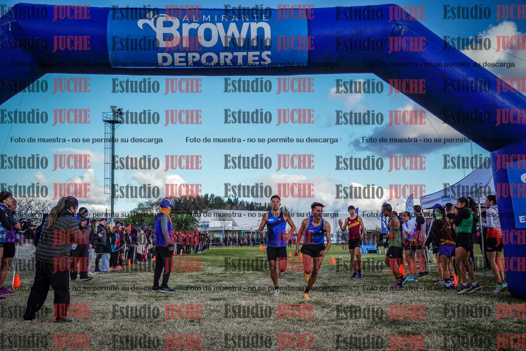 Fotos en el segundo relevo (2000 m de carrera)