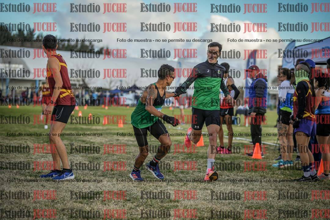 Fotos en el segundo relevo (2000 m de carrera)