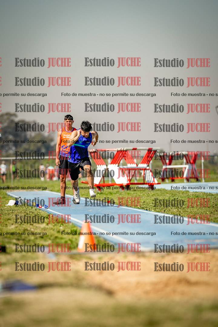 Fotos del salto en largo de varones