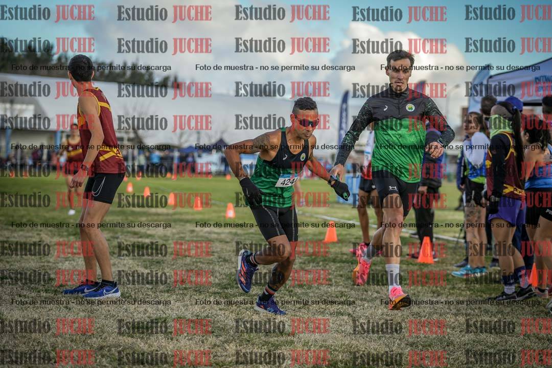 Fotos en el segundo relevo (2000 m de carrera)