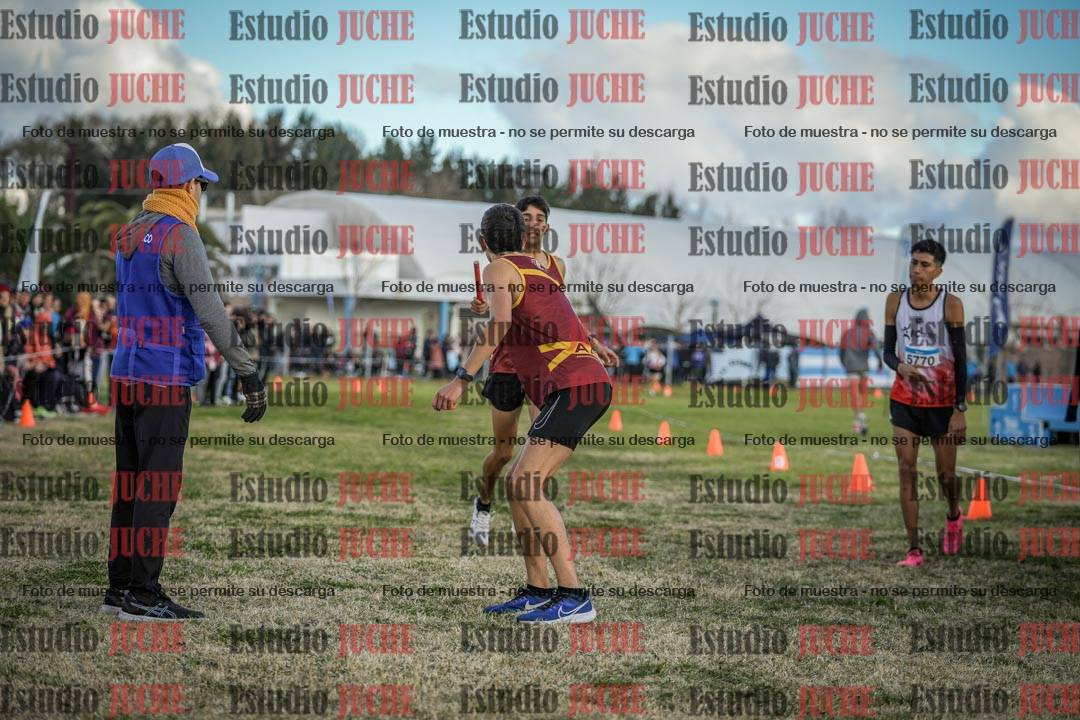 Fotos en el segundo relevo (2000 m de carrera)