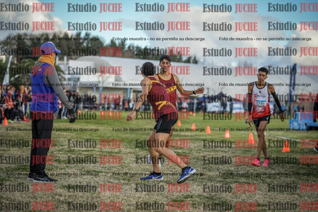 Fotos en el segundo relevo (2000 m de carrera)