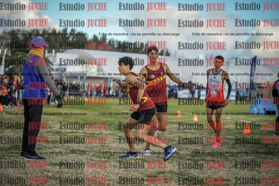 Fotos en el segundo relevo (2000 m de carrera)