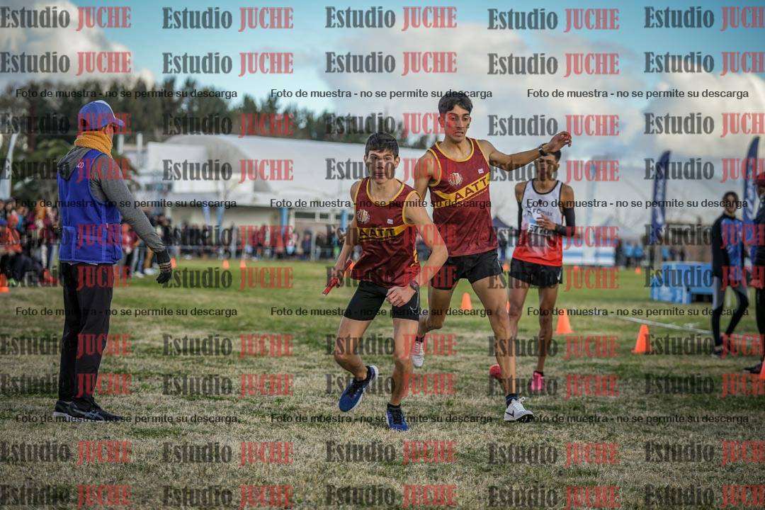 Fotos en el segundo relevo (2000 m de carrera)