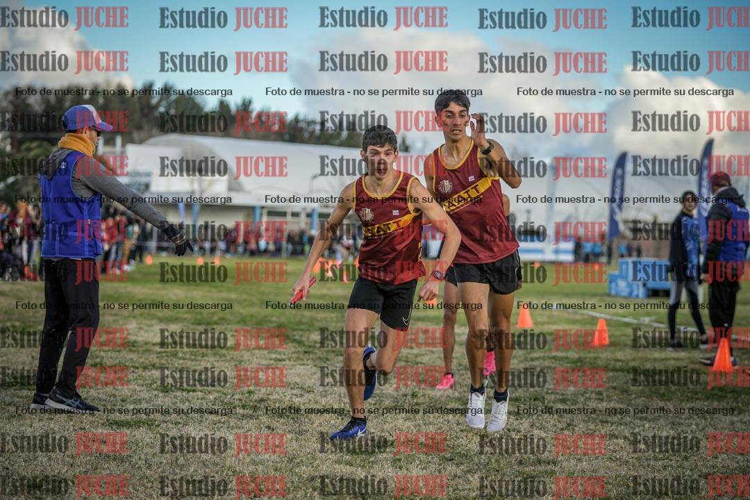 Fotos en el segundo relevo (2000 m de carrera)