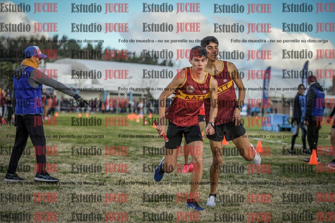 Fotos en el segundo relevo (2000 m de carrera)