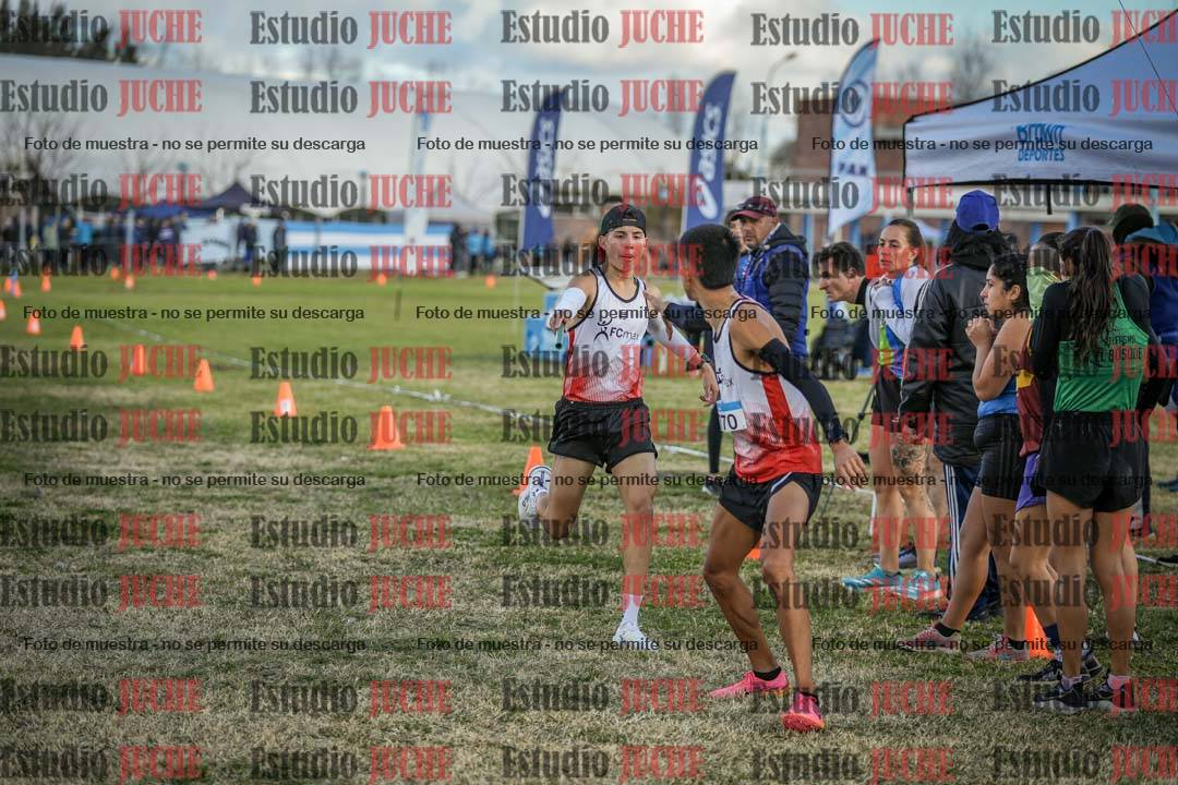 Fotos en el segundo relevo (2000 m de carrera)