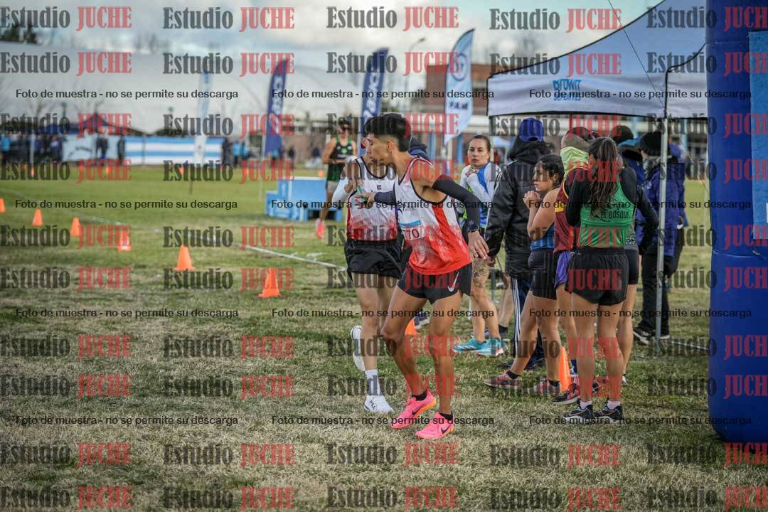 Fotos en el segundo relevo (2000 m de carrera)