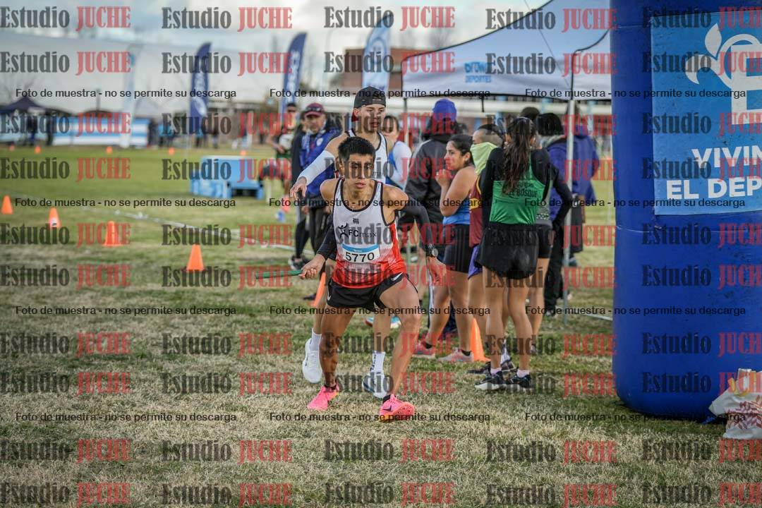 Fotos en el segundo relevo (2000 m de carrera)