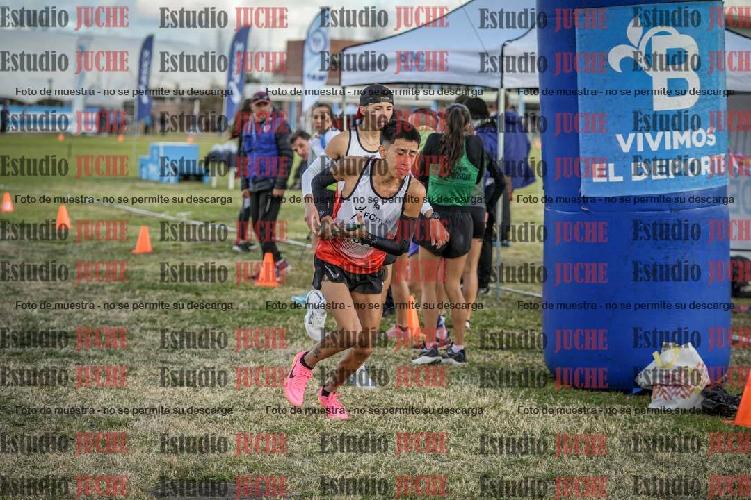 Fotos en el segundo relevo (2000 m de carrera)