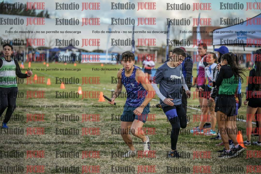 Fotos en el segundo relevo (2000 m de carrera)