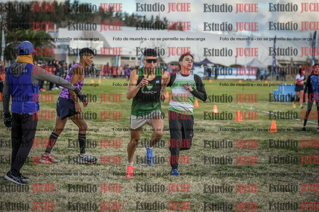 Fotos en el segundo relevo (2000 m de carrera)