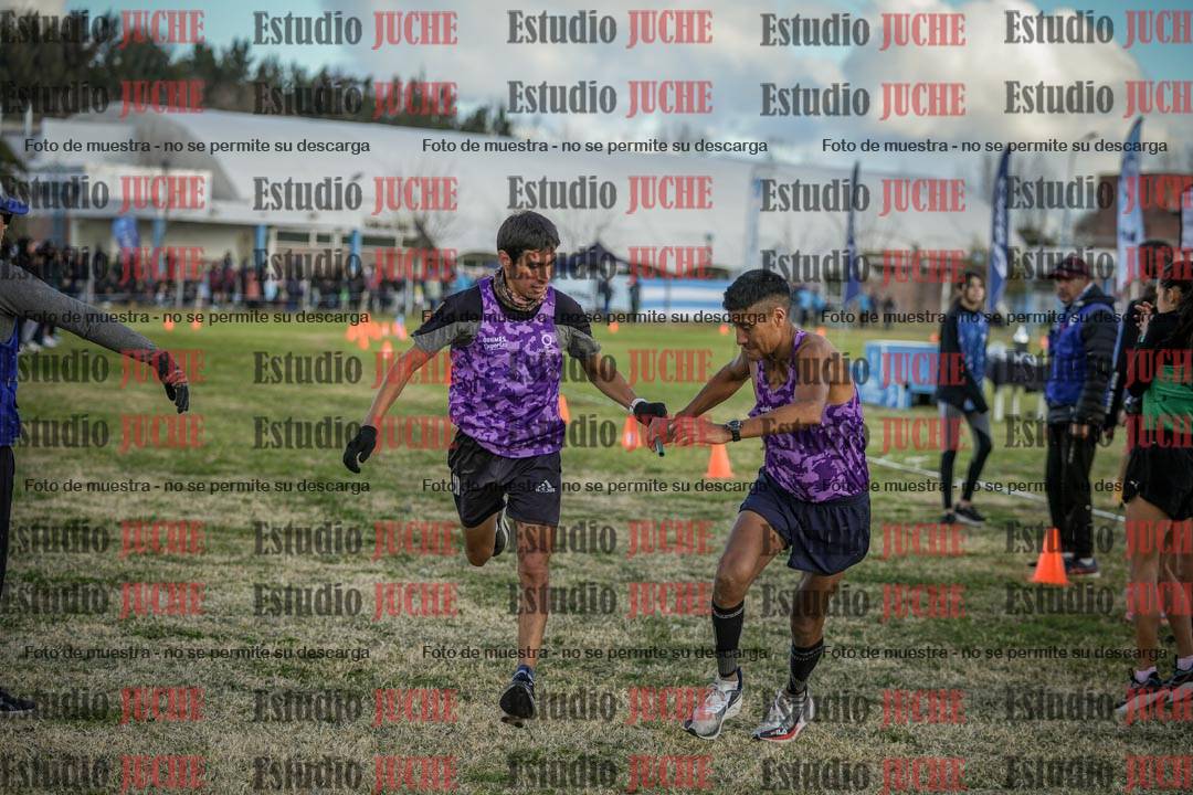 Fotos en el segundo relevo (2000 m de carrera)