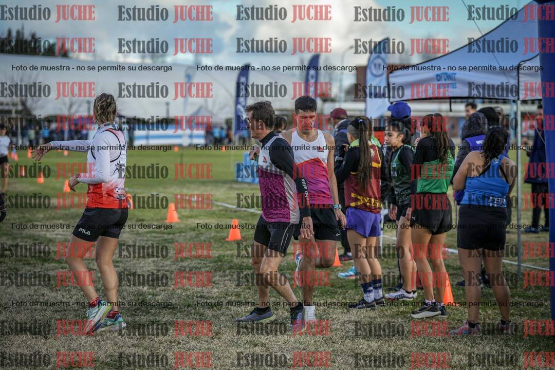 Fotos en el segundo relevo (2000 m de carrera)