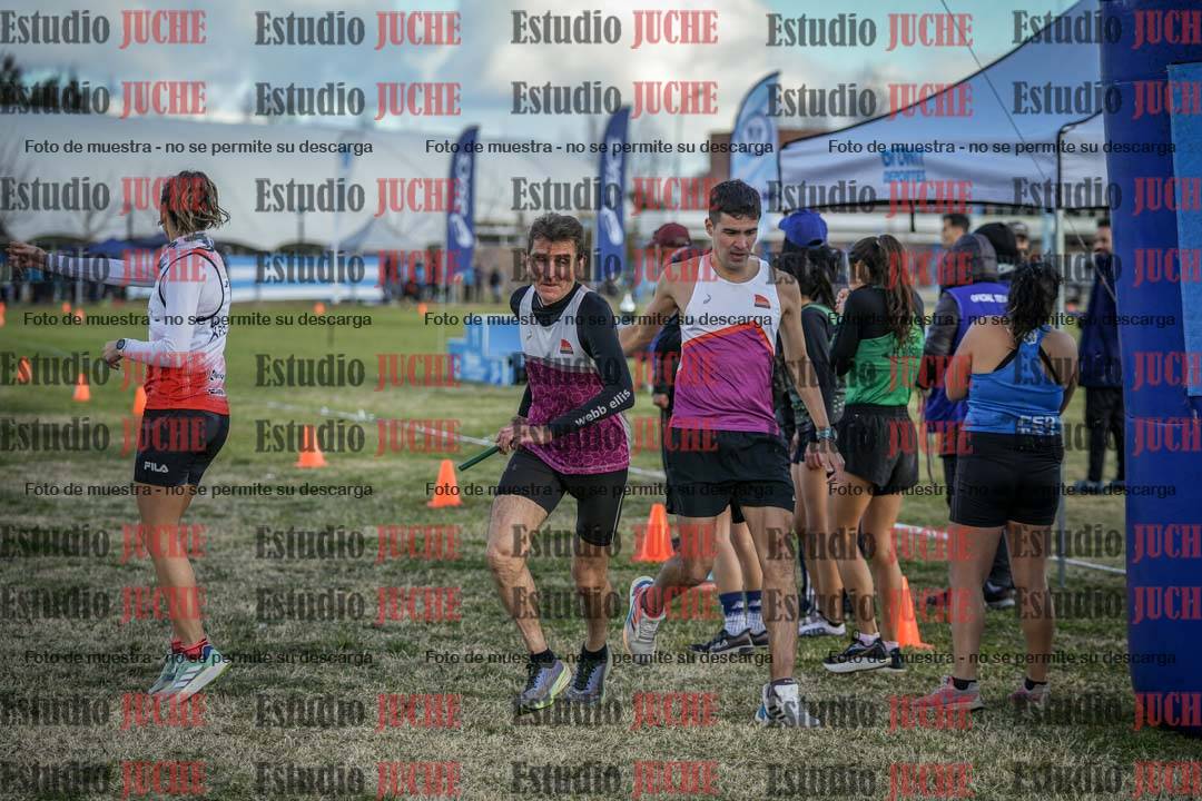 Fotos en el segundo relevo (2000 m de carrera)
