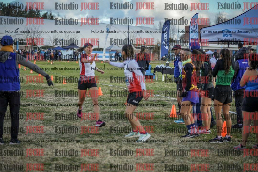 Fotos en el segundo relevo (2000 m de carrera)
