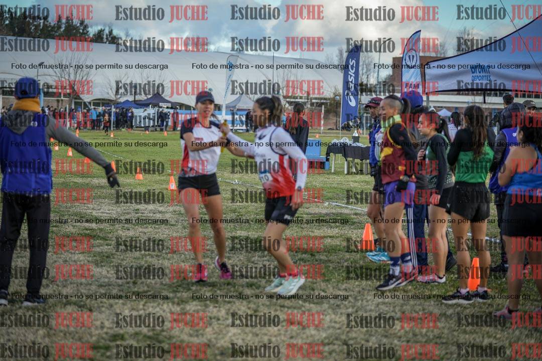 Fotos en el segundo relevo (2000 m de carrera)