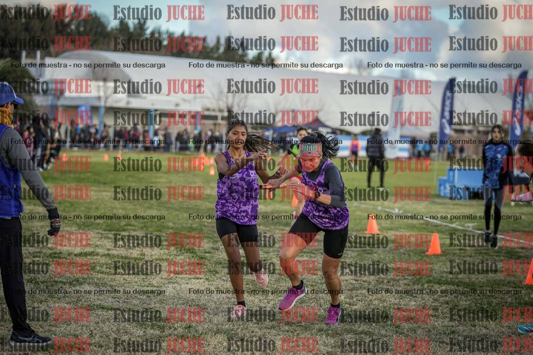 Fotos en el segundo relevo (2000 m de carrera)