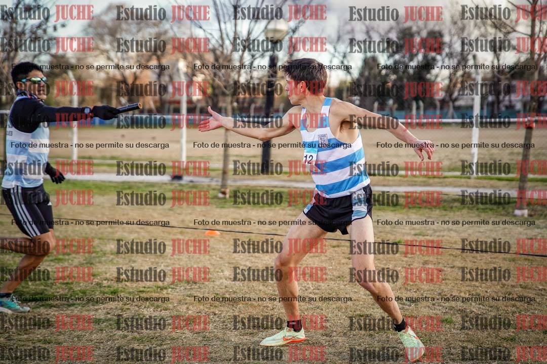 Fotos en el tercer relevo (3000 m de carrera)