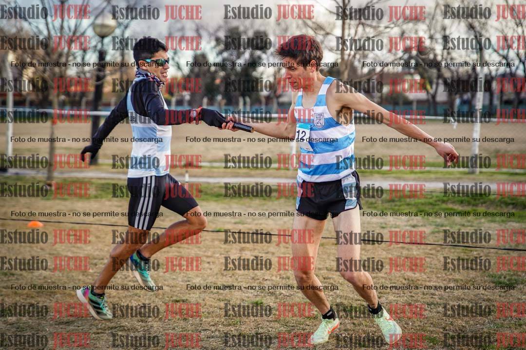 Fotos en el tercer relevo (3000 m de carrera)