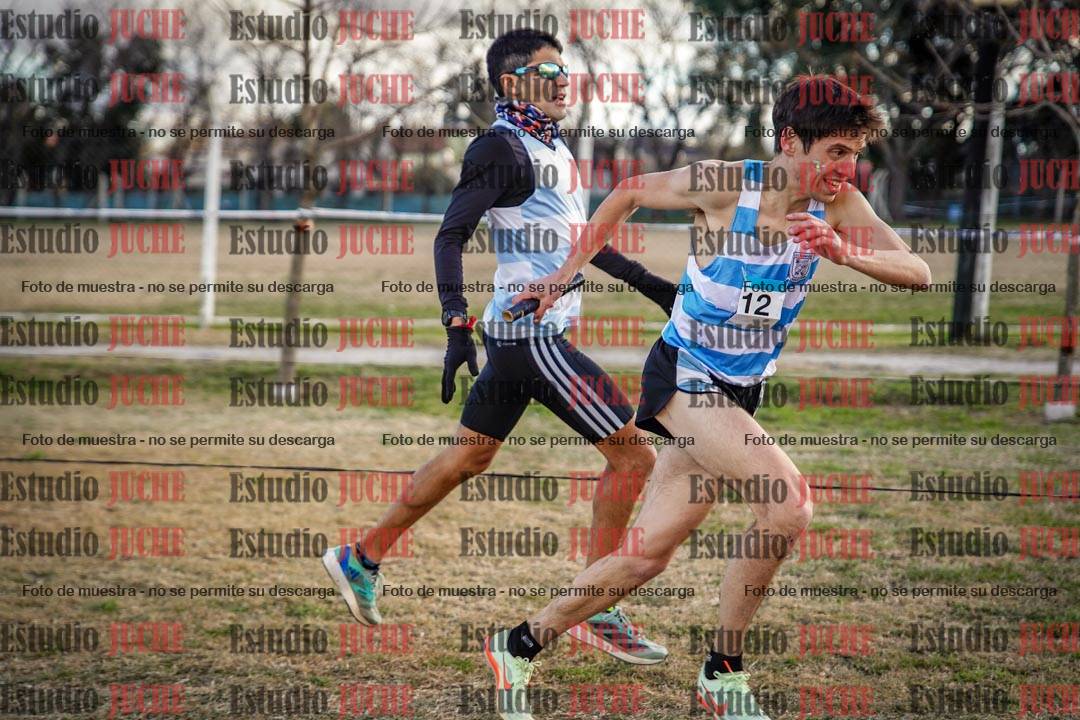 Fotos en el tercer relevo (3000 m de carrera)