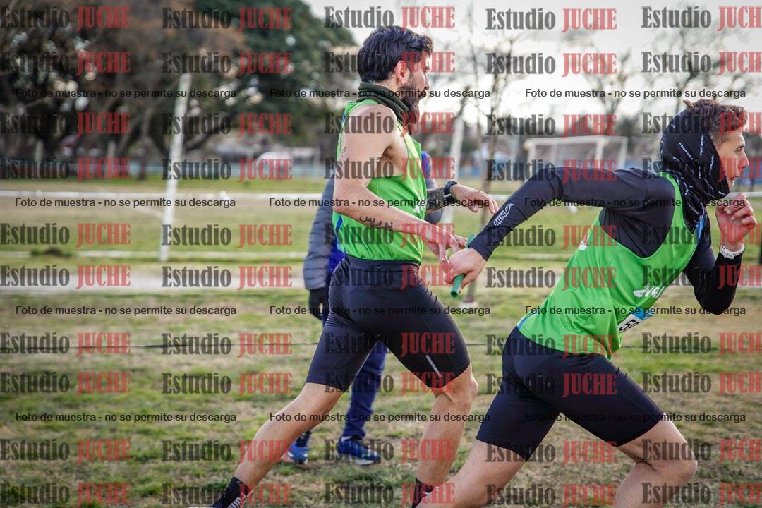Fotos en el tercer relevo (3000 m de carrera)