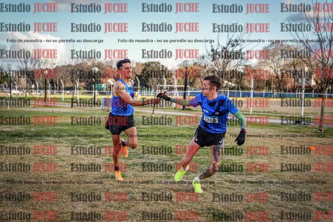 Fotos en el tercer relevo (3000 m de carrera)