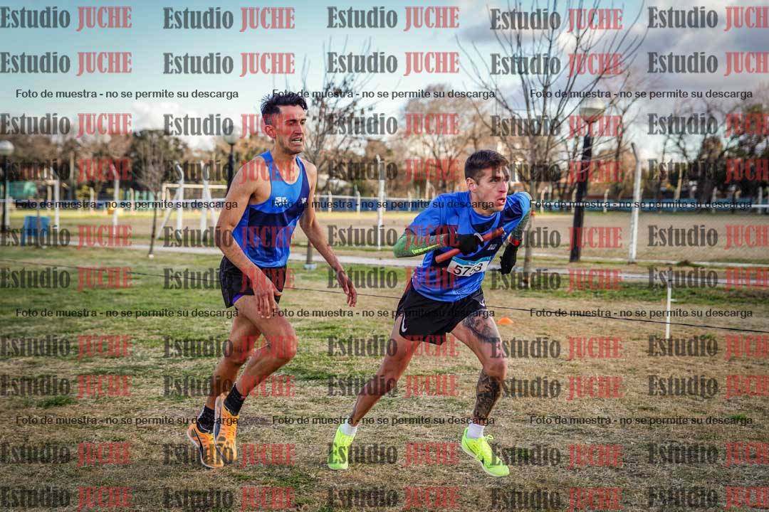 Fotos en el tercer relevo (3000 m de carrera)