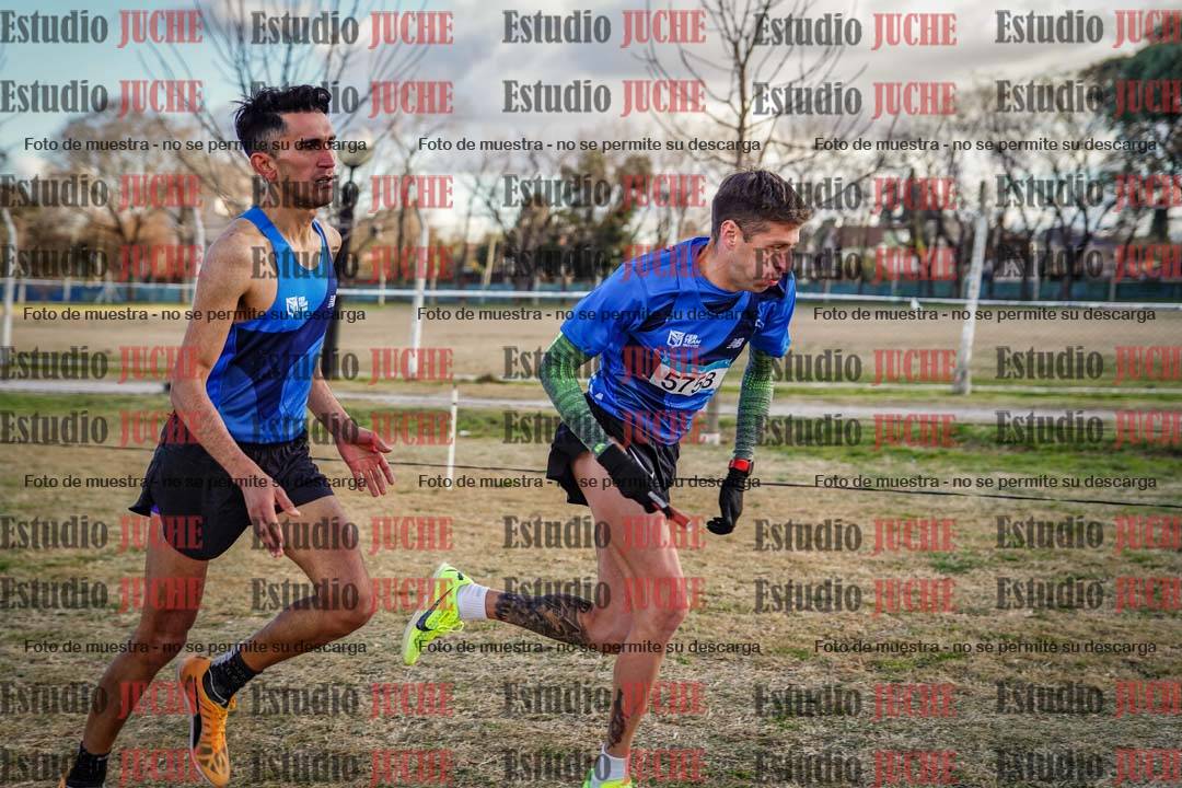Fotos en el tercer relevo (3000 m de carrera)
