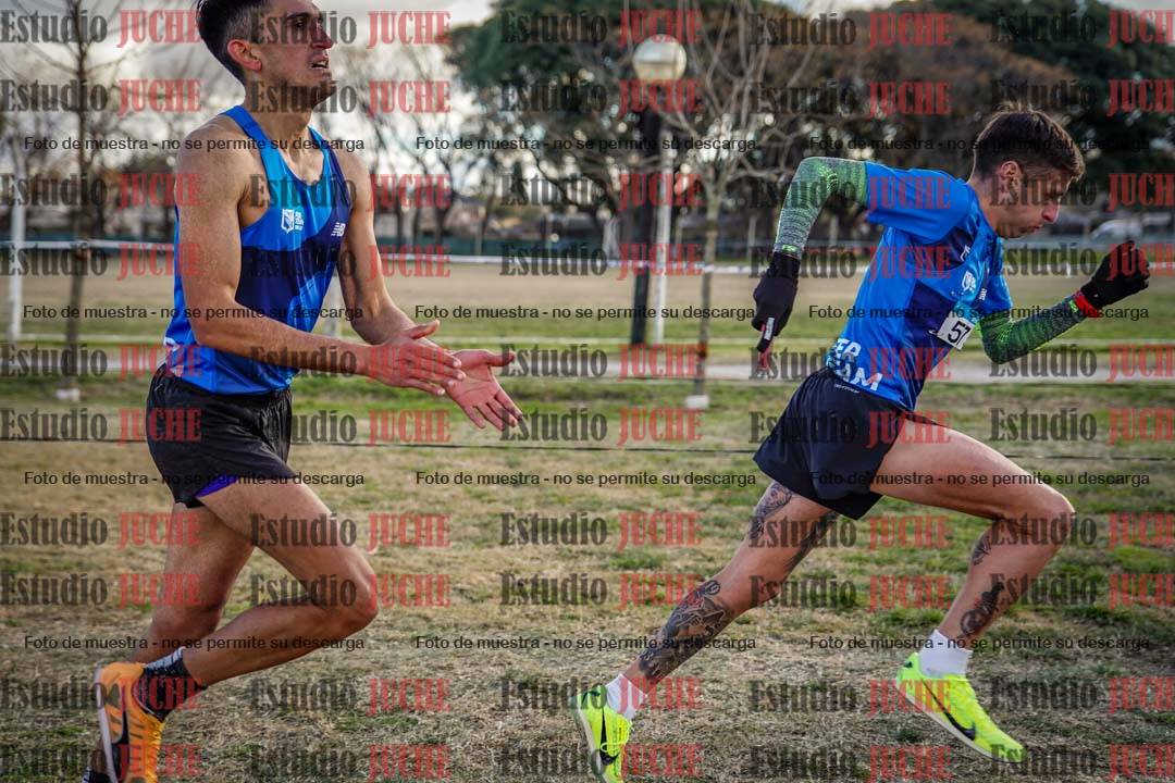 Fotos en el tercer relevo (3000 m de carrera)