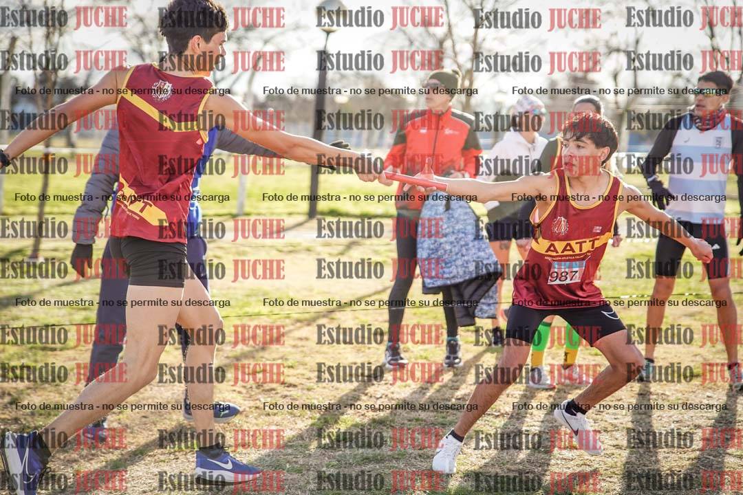 Fotos en el tercer relevo (3000 m de carrera)