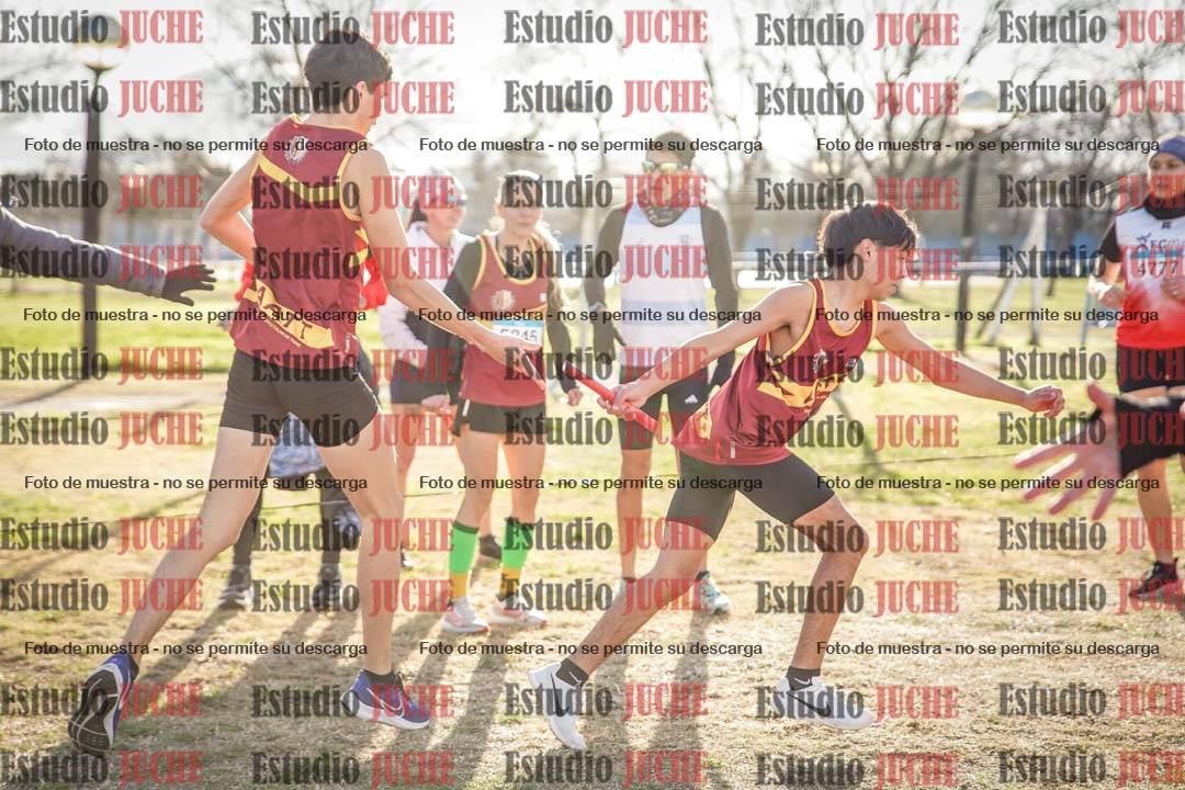 Fotos en el tercer relevo (3000 m de carrera)