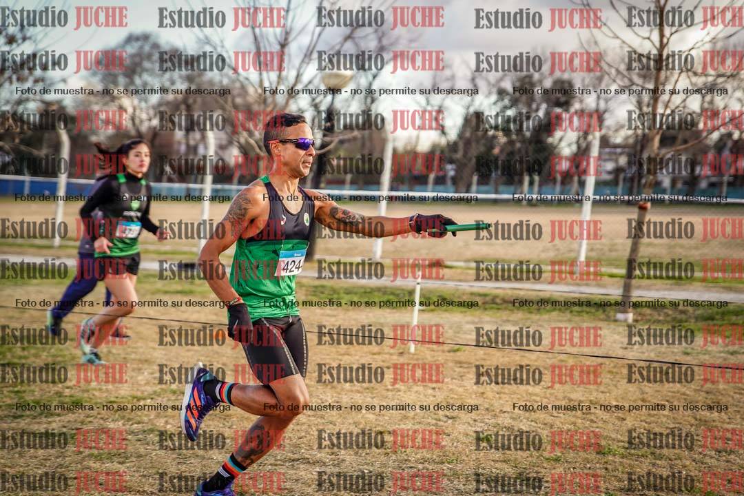 Fotos en el tercer relevo (3000 m de carrera)