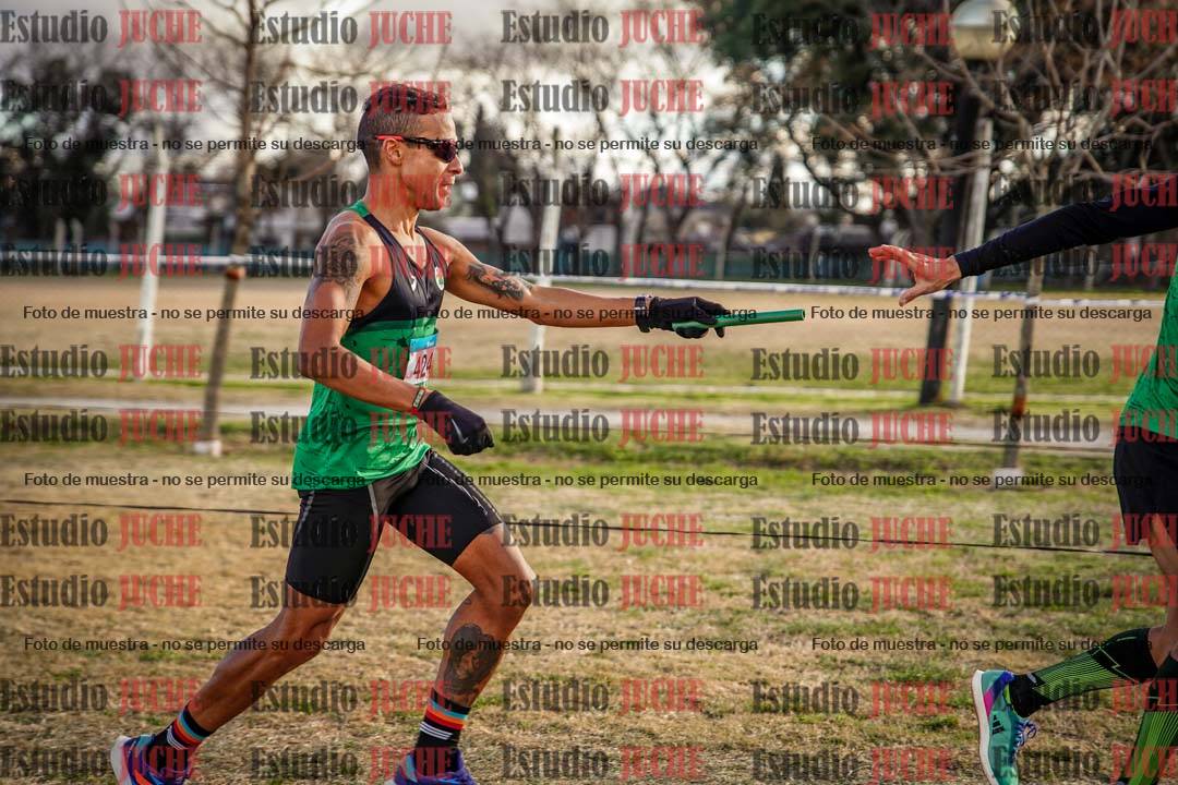 Fotos en el tercer relevo (3000 m de carrera)