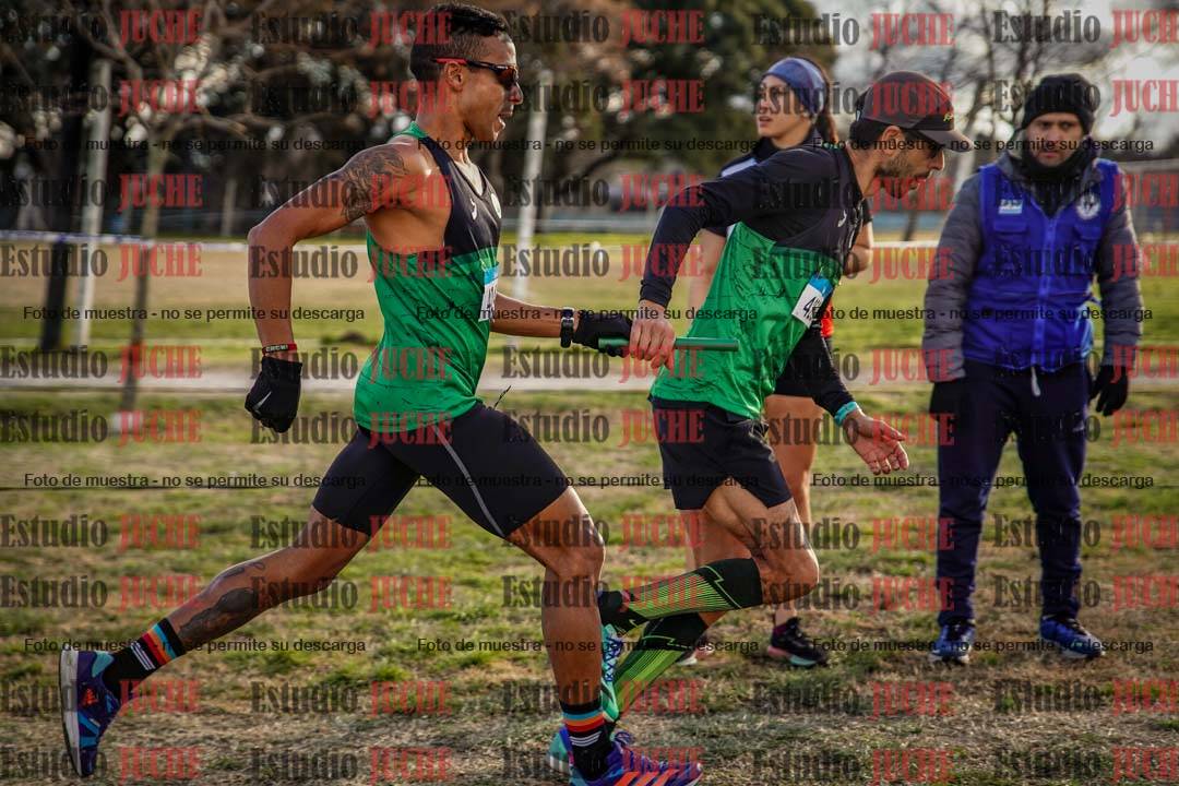 Fotos en el tercer relevo (3000 m de carrera)