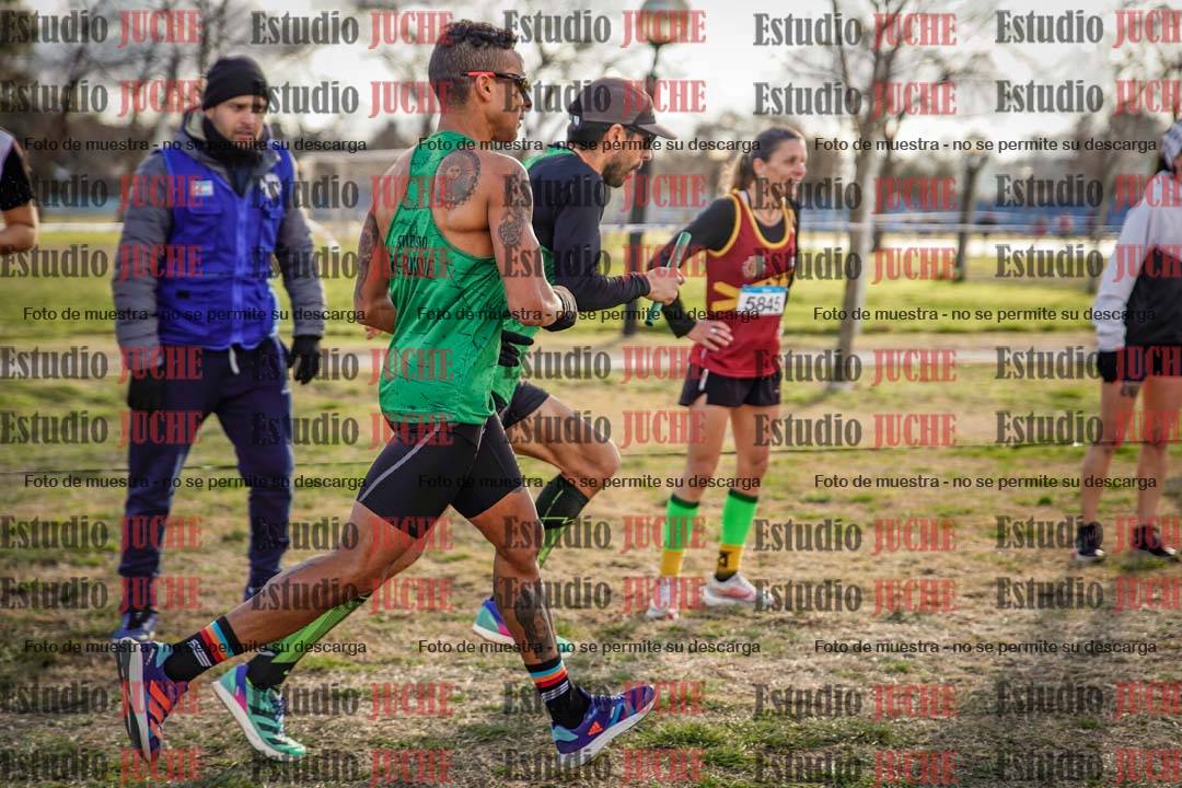 Fotos en el tercer relevo (3000 m de carrera)